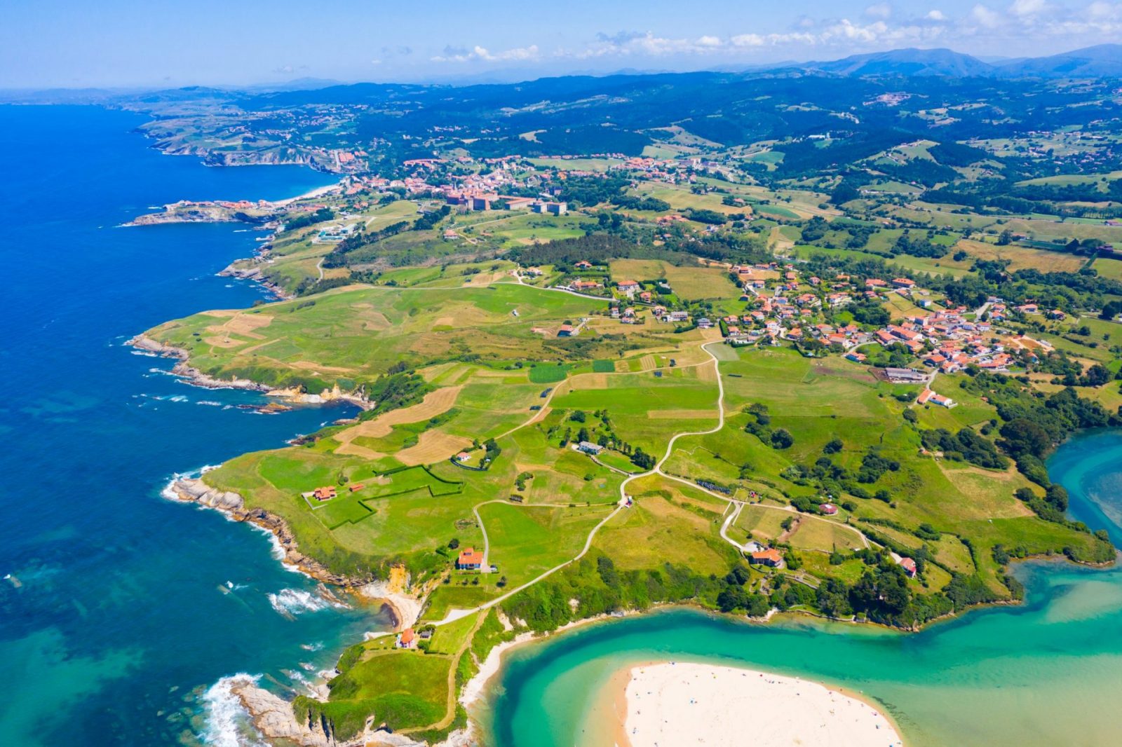 Vista aérea del pueblo de Comillas